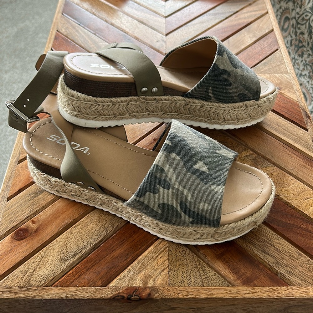 Camouflage sandals, size 8
